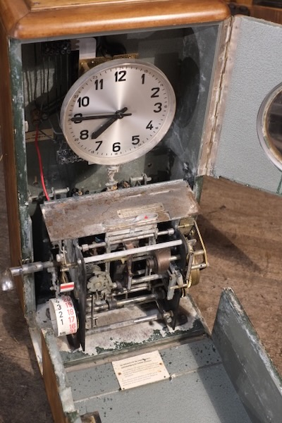 interieur et mecanisme horloge pointeuse usine